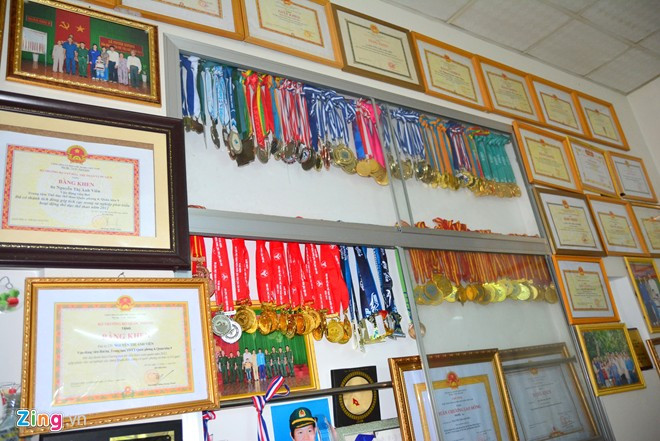 Ánh Viên bắt đầu tập bơi chuyên nghiệp năm 2007 tại trung tâm TDTT Quốc phòng 4 (Quân khu 9). Cô đoạt HCĐ tại giải trẻ ở Đồng Tháp chỉ sau 3 tháng ăn tập. Đến nay bảng thành tích của cô đã lên đến hàng trăm huy chương, quá nửa trong đó là HCV.
