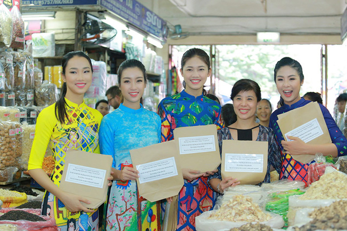 Hoạt động phát giấy tự hủy nhằm kêu gọi mọi người nâng cao ý thức trong việc giảm thiểu túi nhựa khó phân hủy gây ô nhiễm môi trường.