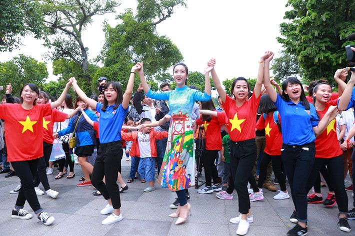 Dàn người đẹp bước ra từ cuộc thi Hoa hậu Việt Nam đã cùng hàng nghìn bạn trẻ biểu diễn những điệu nhảy dân vũ và flashmob đặc sắc.
