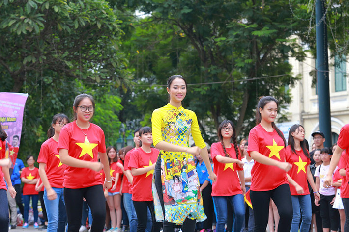 Các người đẹp còn tham gia nhiều hoạt động khác như tặng quà cho người vô gia cư và trẻ em khuyết tật, dọn vệ sinh quanh khu vực phố đi bộ...