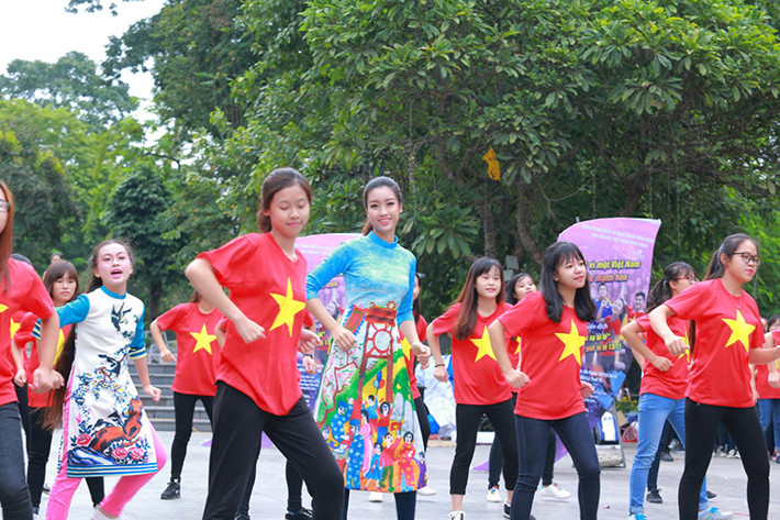 Trước đó, các hoa hậu, á hậu đã dành thời gian để cùng luyện tập với các bạn trẻ nhằm mang lại tiết mục sôi động nhất.
