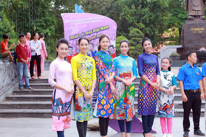 Trong trang phục áo dài, dàn hoa hậu, á hậu cùng xuất hiện tại khu vực tượng đài Lý Thái Tổ trước Hồ Gươm.