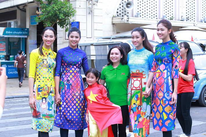 Ngoài Đỗ Mỹ Linh, Hoa hậu Ngọc Hân (thứ hai bên trái), Á hậu Thanh Tú và “Người đẹp nhân ái” Thủy Tiên (ngoài cùng bên trái) cũng tham gia chương trình.