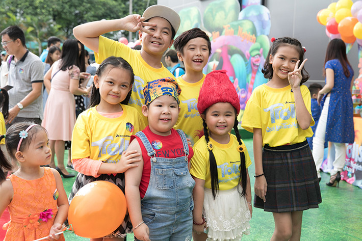 Bé Bảo An, Kim Thư, Ben Lee, Ben, Simba và Bào Ngư (lần lượt từ phải sang trái) là những ngôi sao nhí đang được yêu mến.