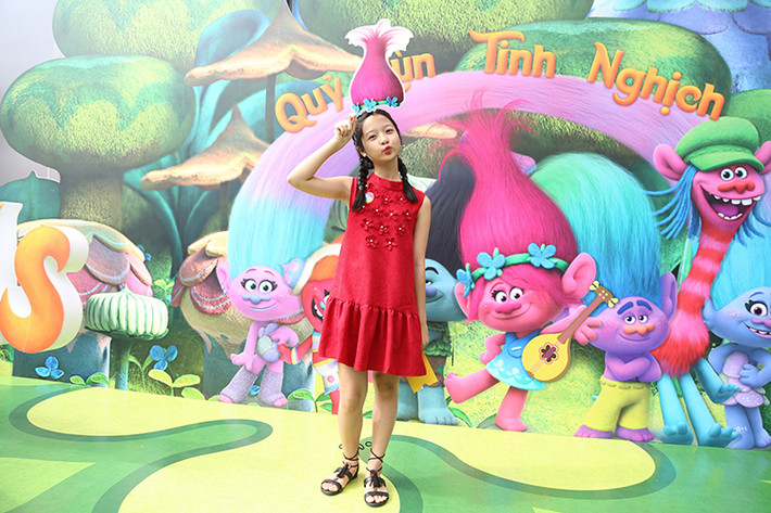 Bé Thanh Mỹ cũng háo hức đến thưởng thức bộ phim hoạt hình.