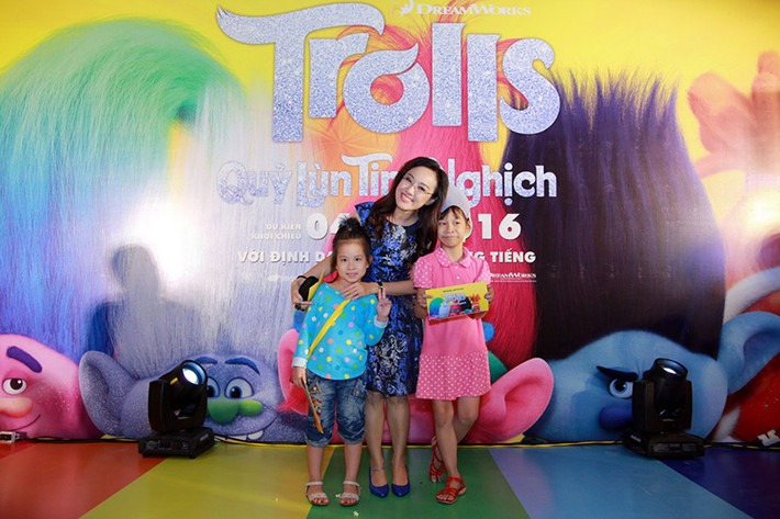 Con gái của BTV Hoài Anh (ngoài cùng bên trái) thích thú thưởng thức bộ phim về những chú quỷ lùn tinh nghịch.