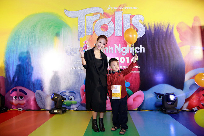 Ngoài nhóc tì nhà Hoàng Bách, cậu con trai kháu khỉnh của MC Thanh Vân Hugo cũng háo hức đi xem bộ phim hoạt hình này.