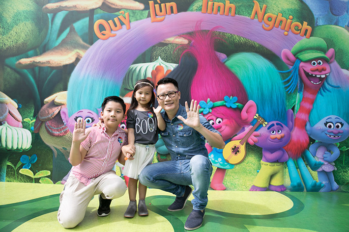 Ca sĩ Hoàng Bách vừa đưa hai nhóc tì của mình đến tham dự buổi ra mắt bộ phim hoạt hình “Trolls” (tựa Việt: “ Quỷ lùn tinh nghịch”).