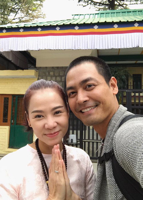 Ở Ấn Độ, nam MC điển trai bất ngờ hội ngộ nữ ca sĩ Thu Minh. Anh tâm sự: “Không hẹn mà gặp. Ô những nhân duyên tình cờ”. (Ảnh: Facebook nhân vật)