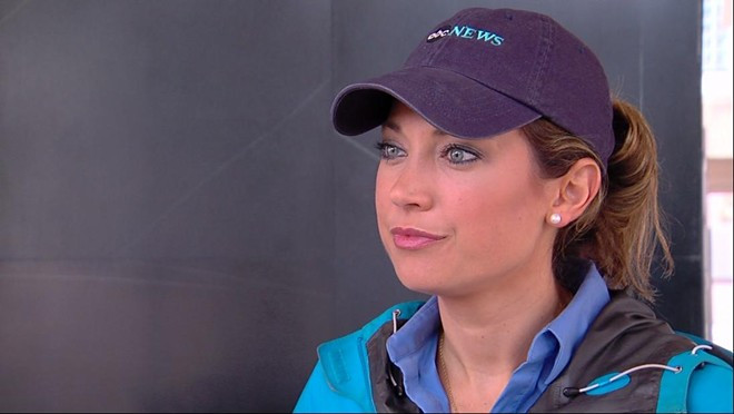 Nữ MC xinh đẹp Ginger Zee sinh ngày 13/1/1981 tại Orange, California, Mỹ. Cái tên Ginger do cha cô đặt theo tên loạt phim mà ông hâm mộ là Gilligan’s Island. Sau khi tốt nghiệp trung học tại Rockford, bang Michigan, Zee theo học khóa Cử nhân ngành Khí tượng tại trường Đại học Valparaiso.