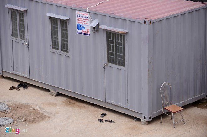 Ghế ngồi của bảo vệ cũng không có ai, một số người vào trong các nhà di động để tránh nắng.