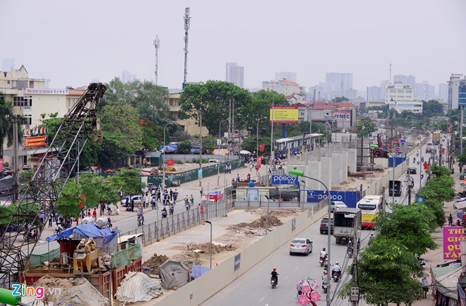 Toàn bộ dự án đường sắt chạy qua đường Cầu Diễn (Nhổn) vắng lặng 3 ngày nay, kể từ sau sự cố dầm sắt nặng hơn nửa tấn rơi ra đường khiến 5 người suýt gặp nạn.