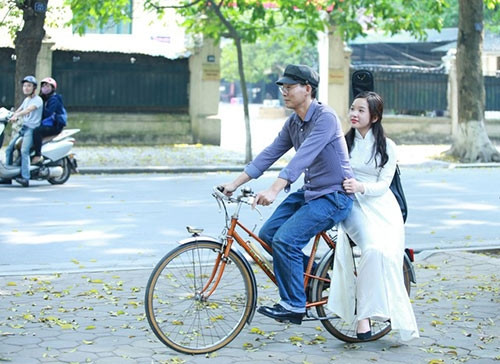 Ngoài giờ học văn hóa ở trường, cô bé và em gái Thái Phương đều theo học âm nhạc. Tú Linh được bố hướng cho học piano vì ngay từ bé, cô bé đã có thiên hướng thích gắn bó với piano hơn. Ảnh: Tú Linh và bố Anh Tú.