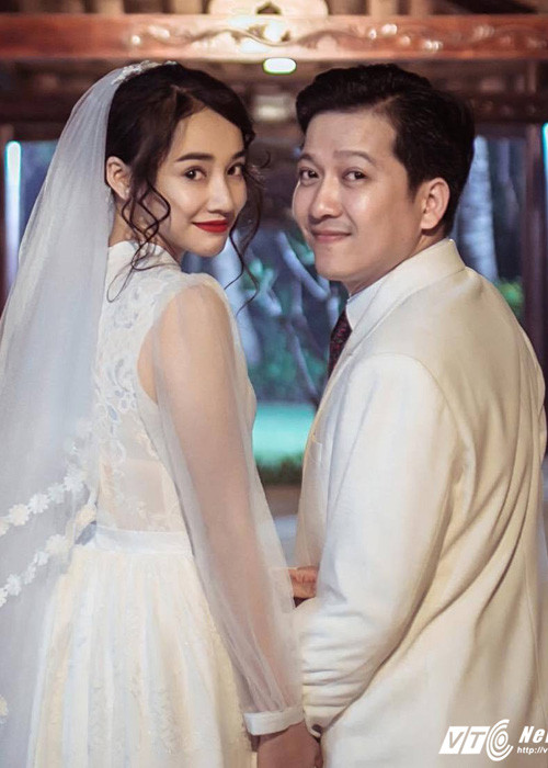 Tối 22/5, một người bạn thân bất ngờ đăng tải hình ảnh Trường Giang - Nhã Phương trong bộ lễ phục đám cưới.
