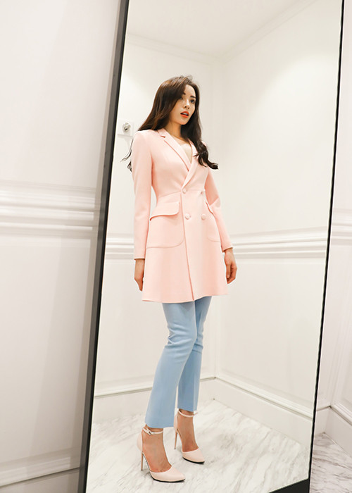 Hoa hậu Kỳ Duyên hào hứng thử set đồ mang đến vẻ ngoài mới mẻ, tươi trẻ gồm quần âu tông xanh ngọt ngào và áo sắc cam nude.