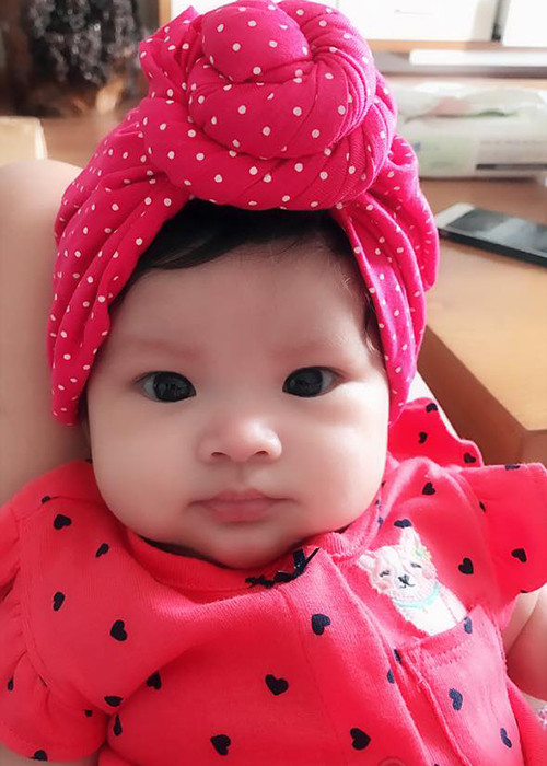 Nhóc tì nhà Hải Băng trắng trẻo, bụ bẫm. Nhiều người còn nhận xét bé Kem sở hữu nhiều nét đẹp của cả bố lẫn mẹ. Ảnh: FBNV