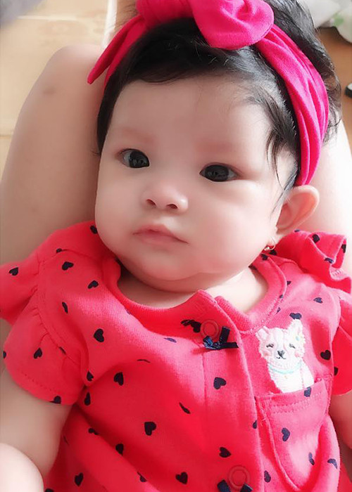Con gái của Hải Băng và Thành Đạt tên thân mật là Kem. Cô nhóc sở hữu gương mặt xinh như thiên thần. Ảnh: FBNV