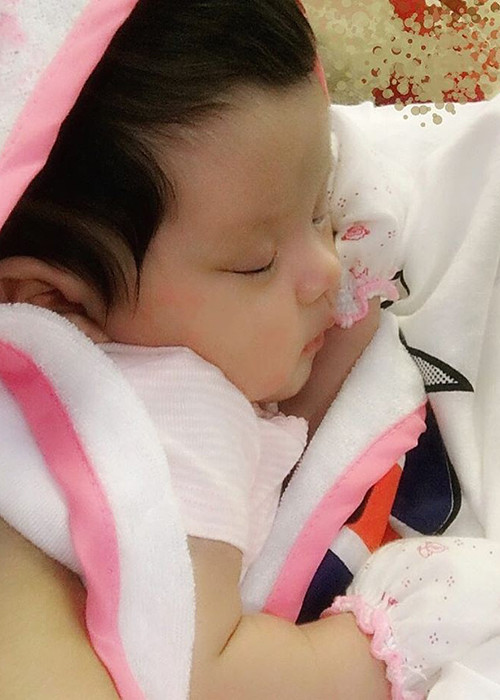 Nữ ca sĩ “Viên đá nhỏ” mong cô con gái đầu lòng của mình sẽ sống mạnh mẽ, vô tư và vui vẻ. Ảnh: FBNV