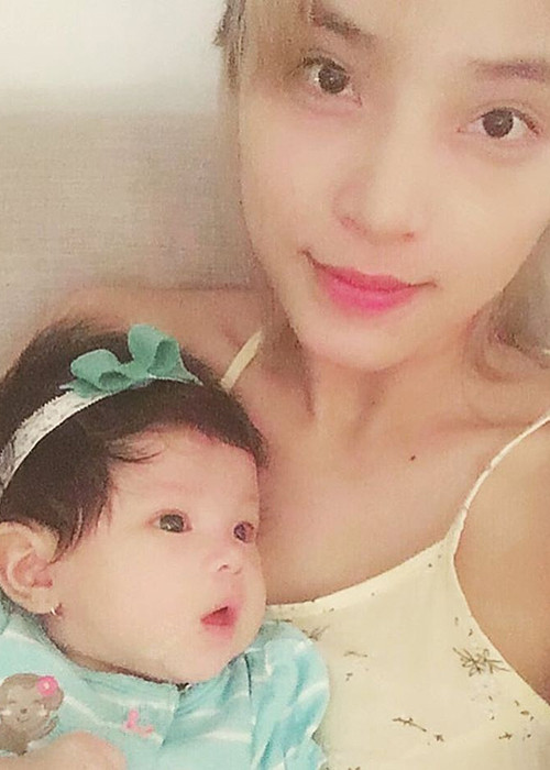 Sau khi công khai chuyện có con gái, nữ ca sĩ “Viên đá nhỏ” thoải mái khoe hình ảnh thiên thần nhỏ của mình. Ảnh: FBNV