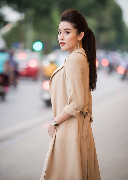 Trên nền trang phục với áo khoác dáng dài, áo phông tông đen và quần màu nude - đen, Huyền My chọn đi giày phom dáng mũi nhọn đơn giản nhưng lại nổi bật trong tổng thể.