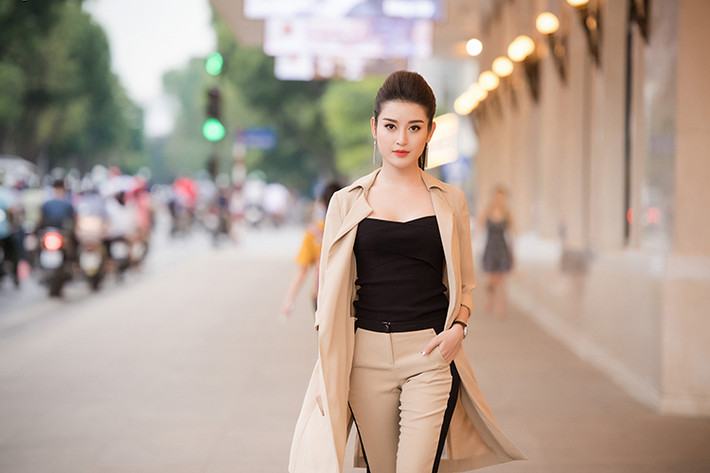 Kết hợp mái tóc cột cao gọn gàng, Huyền My chọn phong cách trang điểm trong suốt, nhấn nhá bằng son môi màu cam tươi trẻ.