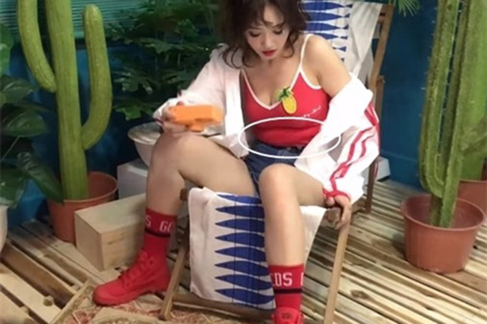 Trong một buổi chụp hình thời trang gần đây, Hari Won bị lộ vòng eo ngấn mỡ. Đây không phải là lần duy nhất, cô bị lộ nhược điểm hình thể. Ảnh: Thể thao và xã hội