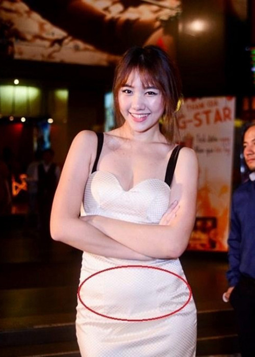 Thay vì váy bó sát tối màu, bà xã Trấn Thành lại chọn mặc bộ cánh màu sáng càng tố vòng eo kém thon thả của cô. Ảnh: Dân Việt