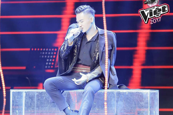 Chọn ca khúc “Let her go” của Lưu Thiên Hương, hot boy Ali Hoàng Dương khuấy động sân khấu bằng giọng hát đầy màu sắc và vũ đạo sôi động. HLV Đông Nhi đánh giá cao nét diễn của học trò của Thu Minh tại The Voice 2017. Ảnh: Fanpage