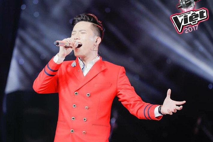 Ở phần thi solo, Anh Tú - một trong 5 thí sinh tranh ngôi vị quán quân The Voice 2017 mang đến ca khúc tự sáng tác “Cứ đi”. HLV Noo Phước Thịnh khuyên học trò của Đông Nhi nên đi thi Sing My Song để thể hiện khả năng sáng tác của mình. Ảnh: Fanpage