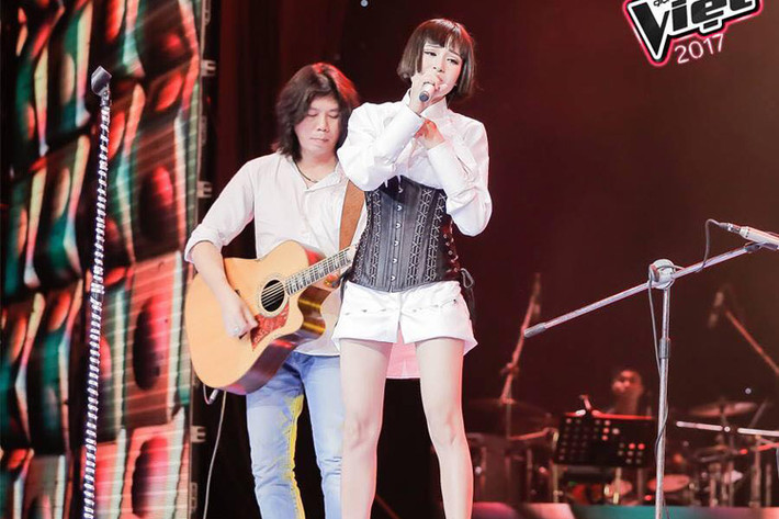 Đến từ đội Tóc Tiên, “Búp bê” Hiền Hồ mang đến ca khúc “Chạy đi thôi”. HLV Thu Minh nhận xét cách Hiền Hồ tương tác với ban nhạc, khán giả cho thấy cô rất thoải mái trình diễn. Ảnh: Fanpage