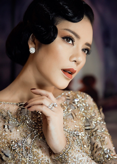 Ở lần thứ tư có mặt tại Cannes, Lý Nhã Kỹ một lần nữa “hạ gục” công chúng yêu mến cô khi có màn biến hóa nhan sắc vô cùng xuất sắc trong trang phục của NTK Đỗ Long.