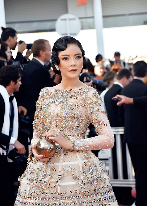 Lý Nhã Kỳ đã đặt riêng bộ đầm này để tham dự thảm đỏ LHP Cannes 2017. Theo chia sẻ của Đỗ Long, anh mất hơn 2 tháng từ khâu lên ý tưởng đến hoàn thành sản phẩm.