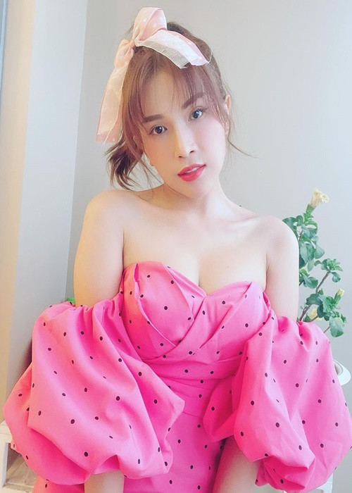 Khả Như là một trong những mỹ nhân làng hài. Cô sở hữu vóc dáng quyến rũ với vòng một đầy đặn.