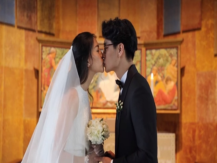 Ngô Thanh Vân và ông xã kém tuổi trao nhau nụ hôn trong hôn lễ. Ảnh: Dân Việt