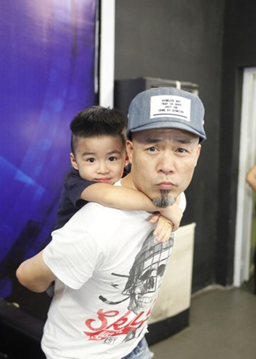 Nhạc sĩ Huy Tuấn dẫn theo cậu con trai tên Mr. Cà tới trường quay Gala 5 Vietnam Idol năm 2016. Ảnh: Ân Nguyễn