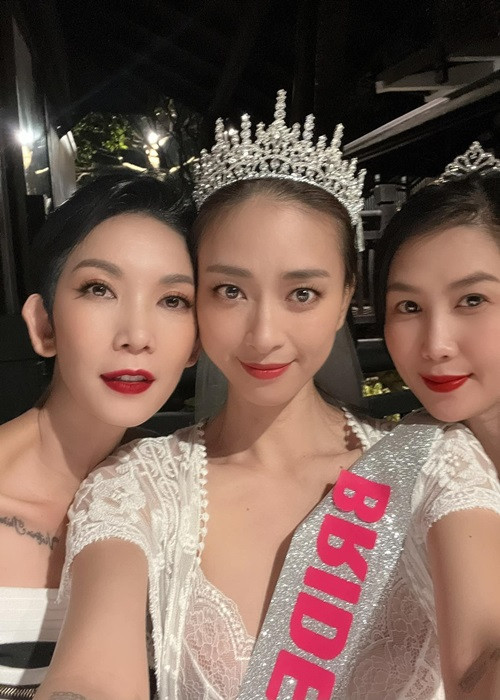 Ngô Thanh Vân vui vẻ bên người thân, bạn bè. Ảnh: FB Xuân Lan