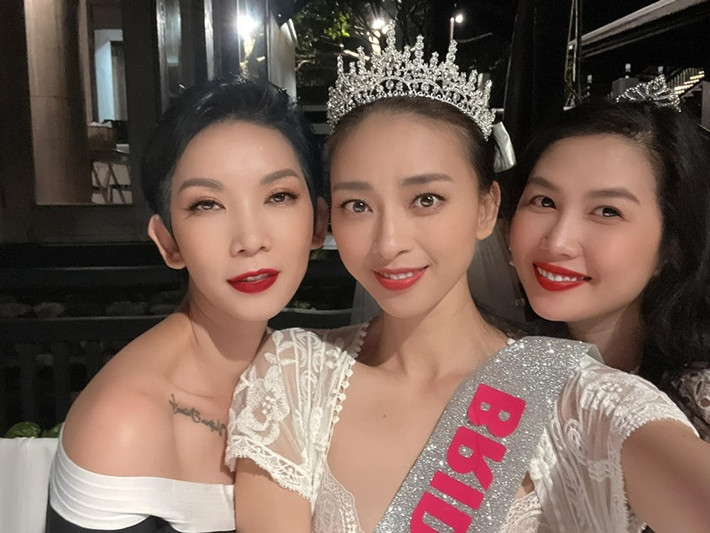 Tối ngày 7/5, Ngô Thanh Vân mở tiệc độc thân trước 1 ngày làm đám cưới. Nữ diễn viên đội vương miện, đeo dải băng in chữ "cô dâu tương lai", mặc váy trắng gợi cảm. Ảnh: FB Xuân Lan
