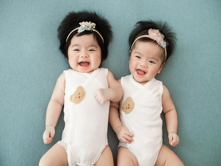 Gương mặt của bé Lê Quỳnh có phần bụ bẫm và mái tóc dày hơn hẳn so với bé Lê Quí.