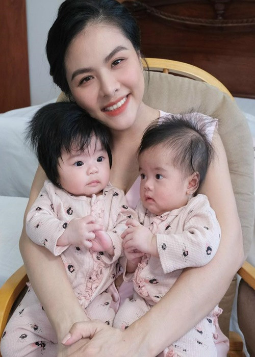 Không khó để phân biệt hai nhóc tì sinh đôi nhà Vân Trang.