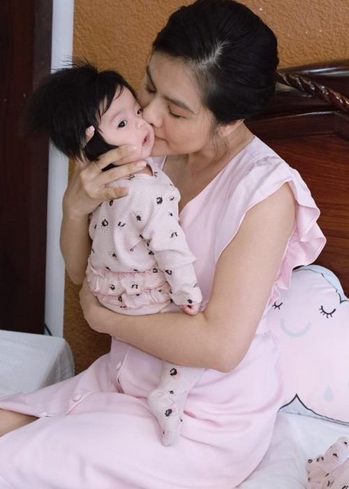 Vân Trang chia sẻ khoảnh khắc cưng nựng bé Lê Quỳnh.