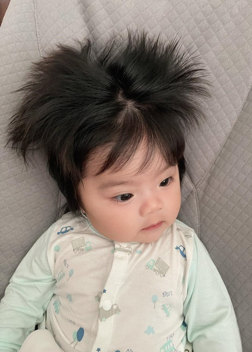Hai con gái sinh đôi của Vân Trang chào đời cách nhau 1 phút.