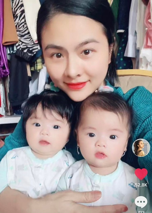 Vân Trang liên tục cho hai con gái sinh đôi "lên sóng".