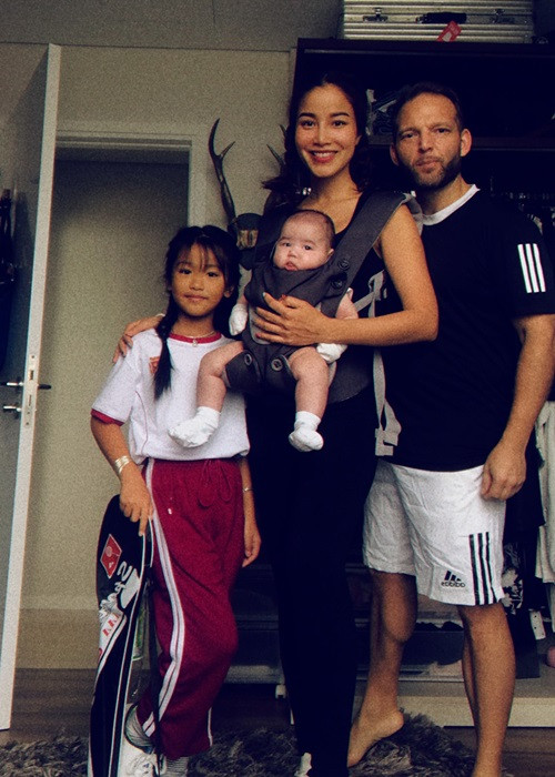 Con gái chung của nữ người mẫu và chồng Tây vô cùng dễ thương.
