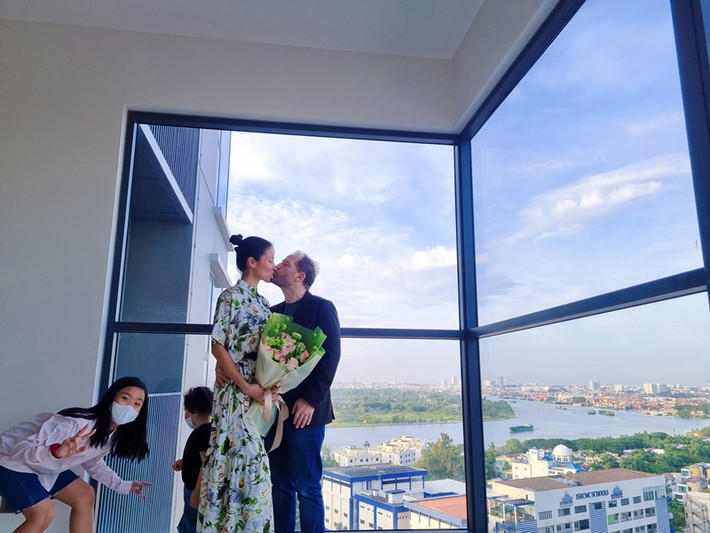 "Đôi khi chúng tôi có tranh cãi về cách nuôi dạy hai bé vì anh lớn lên ở phương Tây còn tôi là người Việt nhưng tôi hiểu cả hai đều muốn những điều tốt nhất cho tổ ấm. Sau những sóng gió, đổ vỡ tình cảm, đến nay tôi thấy ông xã là người đàn ông tốt nhất trong những người mình từng gặp", Bảo Trúc tâm sự.