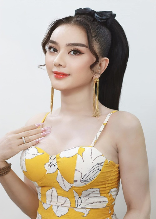 Trên trang cá nhân, Lâm Khánh Chi vừa đăng tải loạt ảnh mới. Nhan sắc của nữ ca sĩ nhận được nhiều lời khen ngợi.