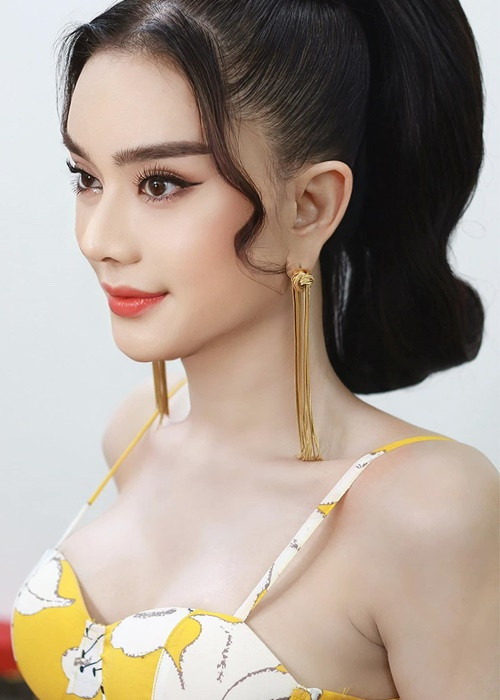 Sau khi ly hôn Phi Hùng, Lâm Khánh Chi trẻ trung, gợi cảm hơn.