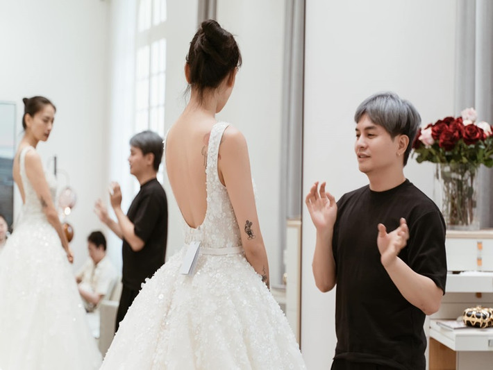 Ngô Thanh Vân chọn váy cưới trong suốt 6 tháng qua.