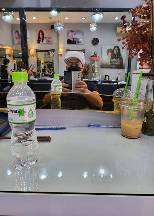 Anh trai của nàng đả nữ đi nhuộm tóc.