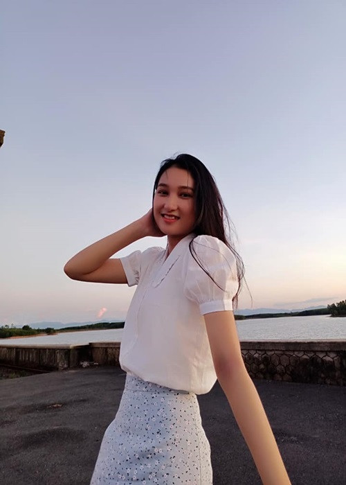 Không váy áo lộng lẫy, 10X vẫn thu hút mọi ánh nhìn. Ảnh: FBNV