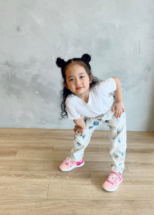 Mới đây, Khánh Thi - Phan Hiển khoe loạt ảnh con gái Anna Vương Diễm tự tin tạo dáng. "Màn tạo kiểu dancesport độc nhất vô nhị từ mợ chảnh", cặp đôi viết.